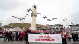 Bayburtta Ailemiz Geleceğimiz yazılı balonlar gökyüzüne bırakıldı