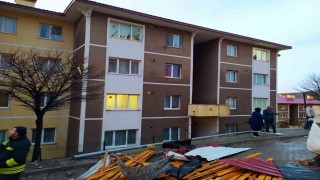 Bayburtta kuvvetli rüzgar evlerin çatılarını uçurdu