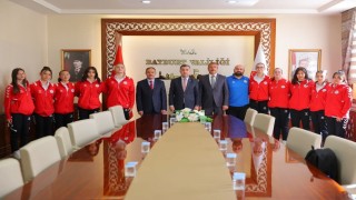 Bayburtun voleybolcu kızları Vali Eldivanı ziyaret etti