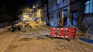 Bayrampaşada altyapı çalışması yapılan sokakta rögar kapağı patladı