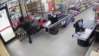 Bayrampaşada BİM markette bir kişi, kasiyeri böyle darp etti