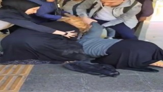 Bayrampaşada müzisyen dilencilerin yer kavgası kamerada: Saç saça baş başa girdiler