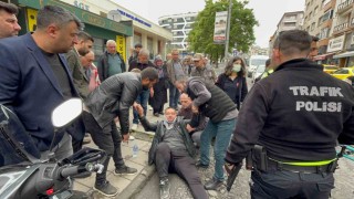 Belediye aşevinin aracı, motosikletle çarpıştı