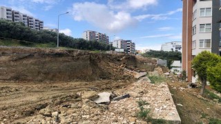 Belediyenin hafriyat aldığı yerde yol çöktü