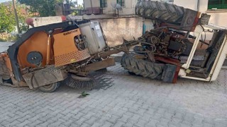 Belediyenin temizlik makinası ve traktörünü çalan hırsızlar kaza yaptı