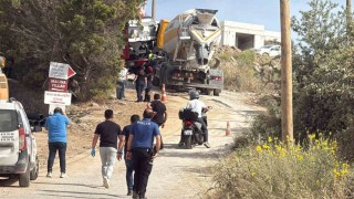 Beton mikseri ile kayan kamyonetin arasında kalan sürücü hayatını kaybetti