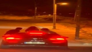 Beylikdüzünde araç camından sarkarak yolculuk yapan şahıslar kamerada
