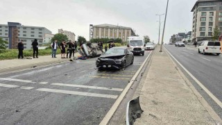 Beylikdüzünde kontrolden çıkan araç ters şeride daldı: 1i ağır 4 yaralı