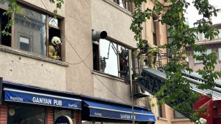 Beyoğluda 6 katlı binada yangın paniği: Mahsur kalan 2 kişi kurtarıldı