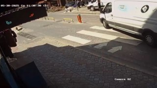 Beyoğlunda yolun karşısına geçmeye çalışan kadına geriye doğru manevra yapan ticari minibüs çarptı: O anlar kamerada