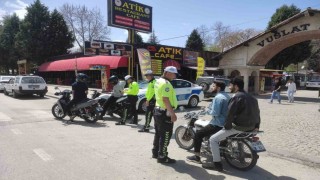 Beyşehirde kask takmayan motosikletliler kameralardan belirlenip ceza yazılıyor