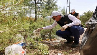 Bilecik Valisi Şefik Aygöl, gençlerle birlikte Kent Ormanını temizledi