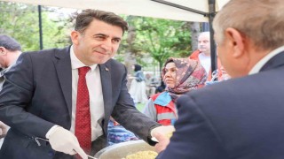 Bilecik Valisi Şefik Aygölden geleneksel Cuma pilavı ikramı