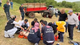 Bilecikte devrilen traktörün altında kalan sürücü ağır yaralandı