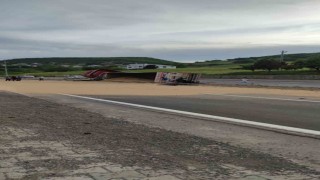 Bingölde buğday yüklü tır devrildi, yol trafiğe kapandı