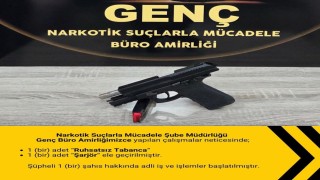 Bingölde ruhsatsız tabanca ve esrar ele geçirildi