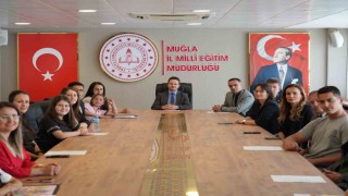 Bir Kitap Bir İnsan projesi kapsamında öğrencilerin değerli eserleri ödüllendirildi