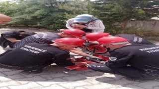 Bisiklet pedalına ayağı sıkışan çocuğu itfaiye kurtardı