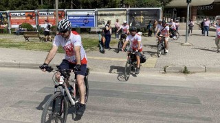 Bisikletleriyle Eskişehirden Ankaraya doğru pedal çevirdiler