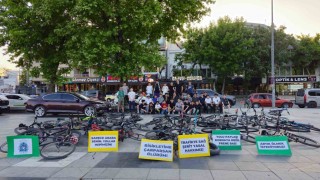 Bisikletliler, trafikte ölmemek için pankartlı eylem yaptı