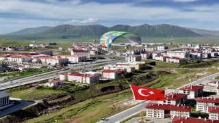 Bitlis semalarında yamaç paraşütü heyecanı yaşandı