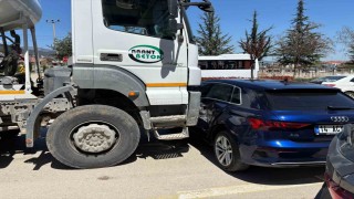 Boluda beton mikseri ile otomobil çarpıştı: 1 yaralı