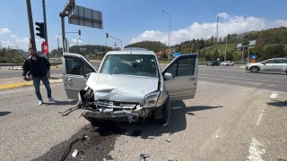 Boluda hafif ticari araç ile otomobil çarpıştı: 10 yaralı