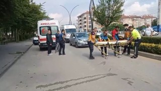 Boluda yolun karşısına geçmeye çalışan anne ve kızına otomobil çarptı: 2 yaralı