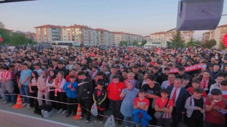 Boluspor-Bandırmaspor maçını yüzlerce taraftar dev ekrandan izledi