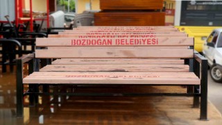 Bozdoğan Belediyesi bankları ve durakları kendi imkânlarıyla üretiyor