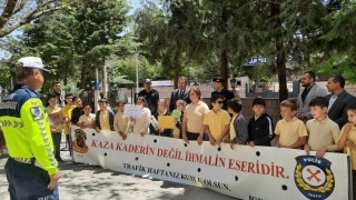 Bozkırda ilkokul öğrencilerine trafik eğitimi