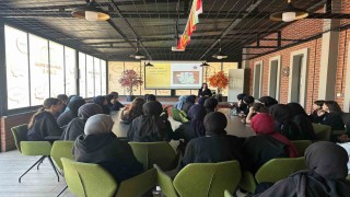 Bu kafede sadece İngilizce konuşuluyor