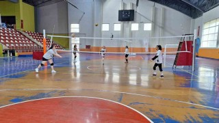 Bulanıkta voleybol antrenmanları yoğun katılımla devam ediyor