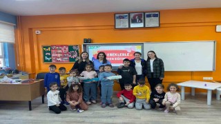 Burhaniyede dev diş fırçası miniklerle buluştu