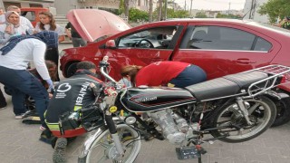 Burhaniyede motosiklet otomobile çarptı