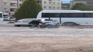Bursada iki genç kızın kavgası kamerada