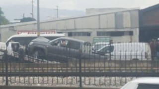 Bursada kontrolden çıkan araç durağa daldı