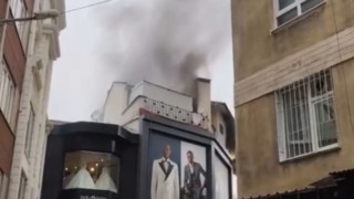 Bursada Tarihi Uzun Çarşıda korkutan yangın: Çatı katı alev alev yandı
