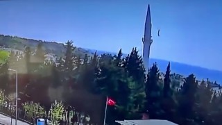 Büyükçekmecede depremin ardından caminin aleminin düştüğü anlar kamerada