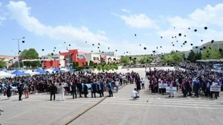 ÇAKÜde öğrencilerin mezuniyet sevinci