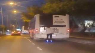 Can güvenliğini hiçe saydı, patenle otobüsün arakasına tutunarak yolculuk yaptı