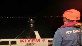 Çanakkale Boğazında içinde 5 kişinin bulunduğu tekne kurtarıldı