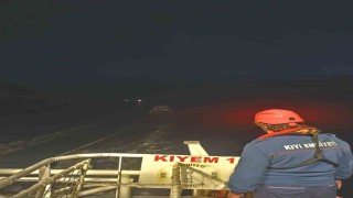 Çanakkale Boğazında makine arızası yapan tekne yedeklenerek çekildi