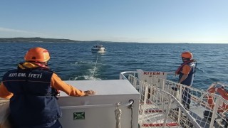Çanakkale Boğazında makine arızası yaparak sürüklenen tekne kurtarıldı