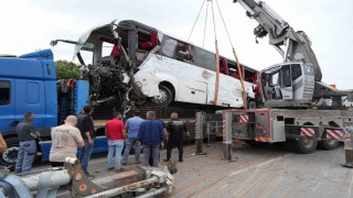 Çanakkalede 8 kişinin öldüğü kazada enkaza dönen otobüs vinç yardımıyla olay yerinden kaldırıldı
