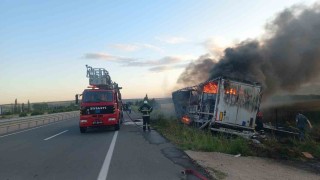 Çanakkalede yol kenarına devrilen tır alev alev yandı