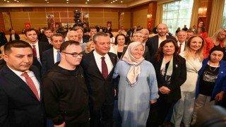 CHP Genel Başkanı Özel, Kuşadasında otizmli bireyler ve aileleri ile buluştu