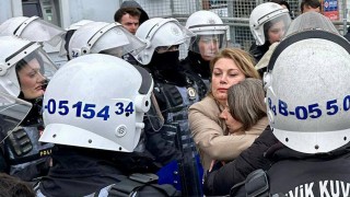 CHP’li Asu Kaya 1 Mayıs Yürüyüşünde Gözaltıya Direndi: “Muhtarımı Vermeyeceğim”