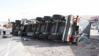 Cizrede ham madde yüklü tır devrildi: 1 yaralı