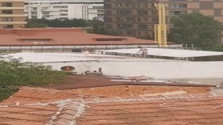 Çocukla birlikte çatıda halı yıkayan vatandaş kamerada